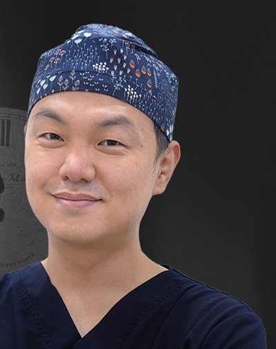 수술모·수술복 차림 의사(귀필러 이벤트 카드 사진 부분)