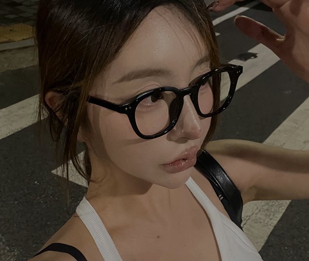 리얼 셀피 1 — 안경 쓴 여성 셀카