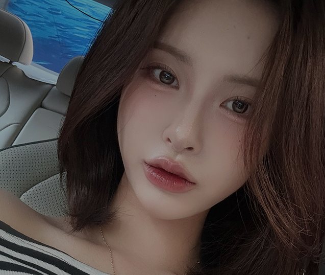리얼 셀피 4 — 차 안 여성 셀카