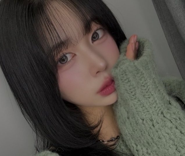 리얼 셀피 5 — 초록 니트 여성 셀카