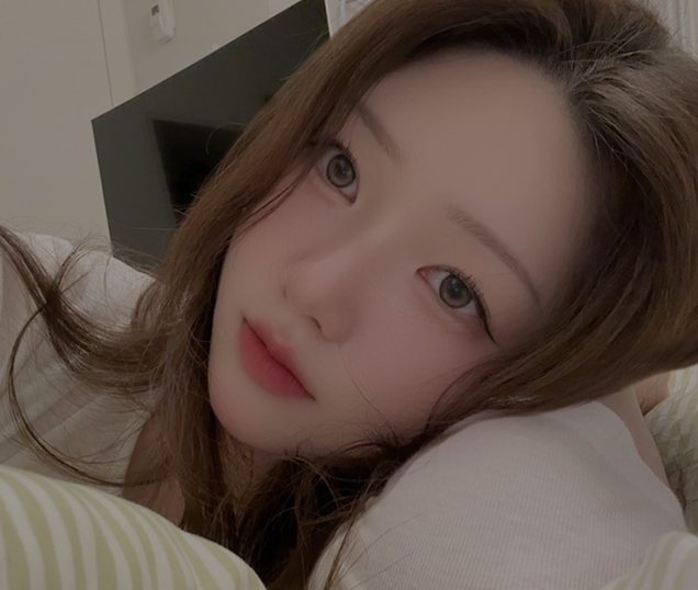 리얼 셀피 3 — 누워서 찍은 여성 셀카