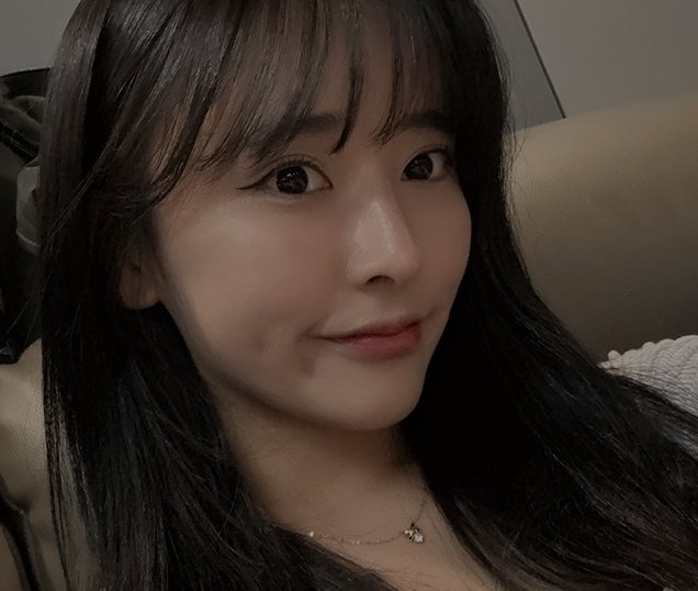 리얼 셀피 6 — 앞머리 여성 셀카